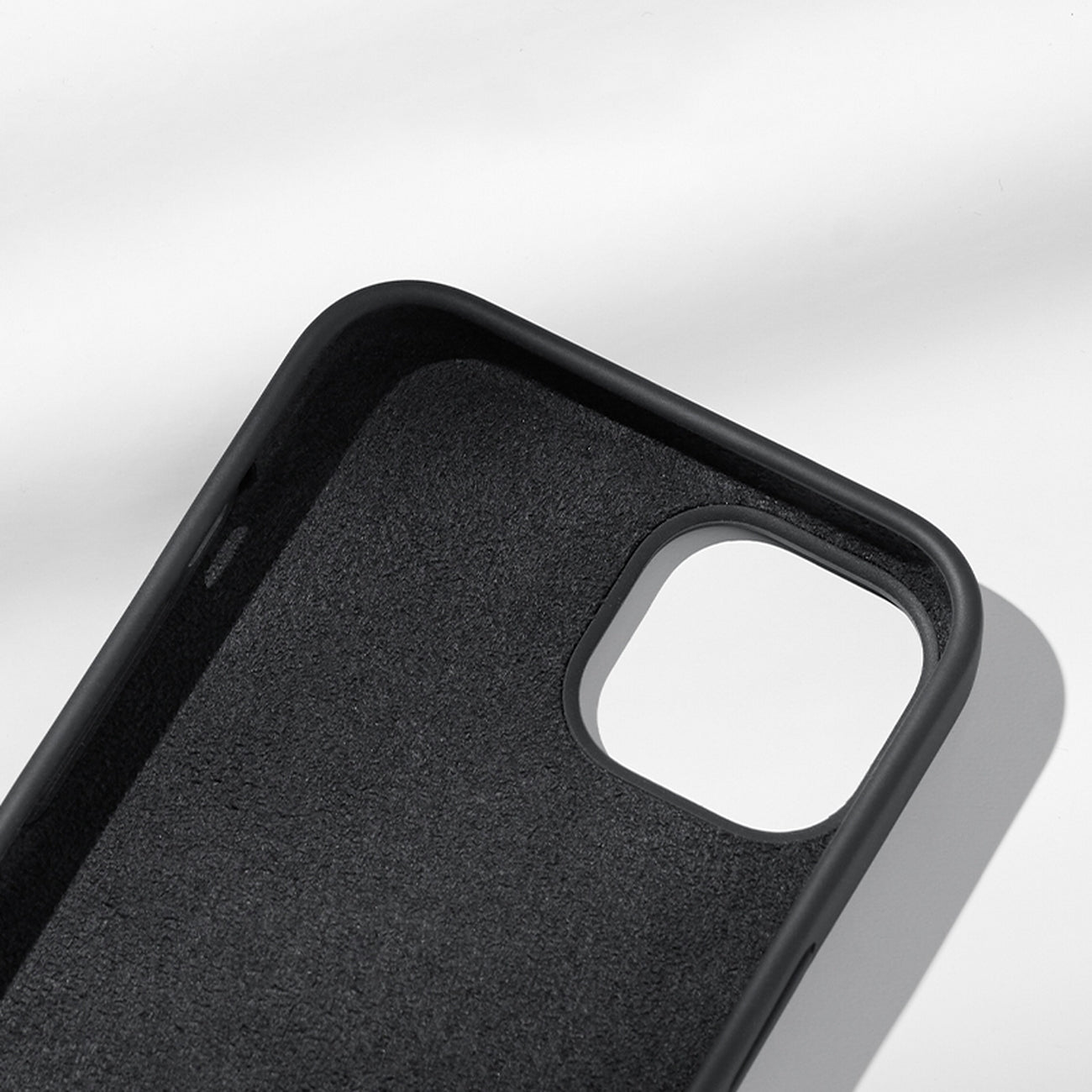 Ugreen silikoninis dėklas iPhone 14 Plus – juodas -- iPhone 14 Plus