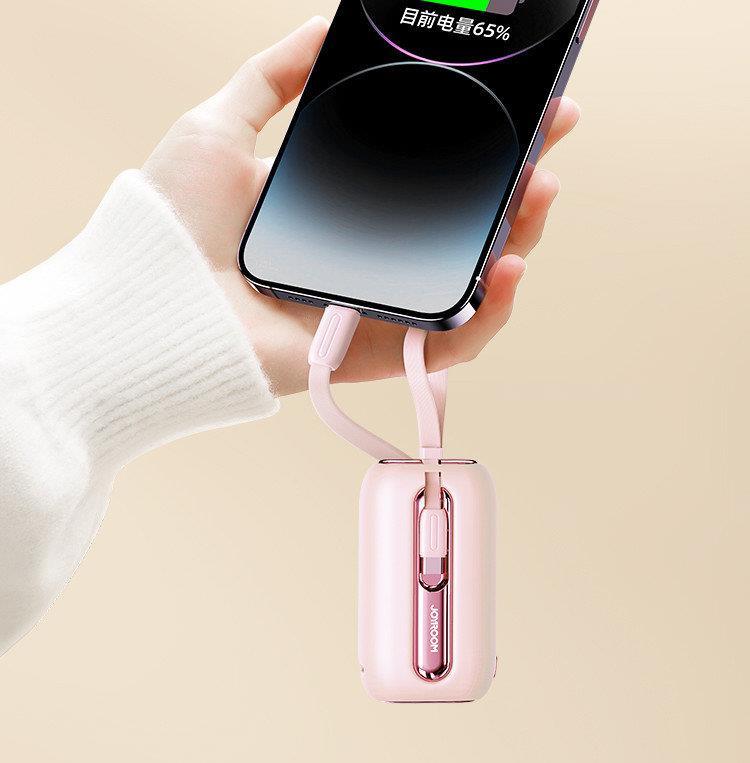 Joyroom mini išorinė baterija 10000mAh Colorful Series 22.5W su 2 integruotais USB-C ir Lightning laidais - rožinė (JR-L012)
