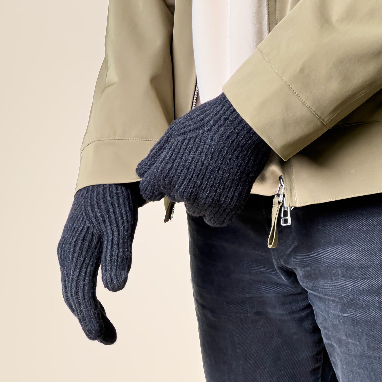 Pintos telefono pirštinės su išpjovomis pirštams - juodos -- Bicycle Gloves