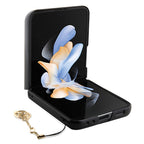 Guess 4G Charms kolekcijos dėklas Samsung Galaxy Z Flip 5 - rudas -- Samsung Galaxy Z Flip 5