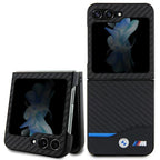 BMW Leather Carbon dėklas Samsung Galaxy Z Flip5 – juodas -- Samsung Galaxy Z Flip 5