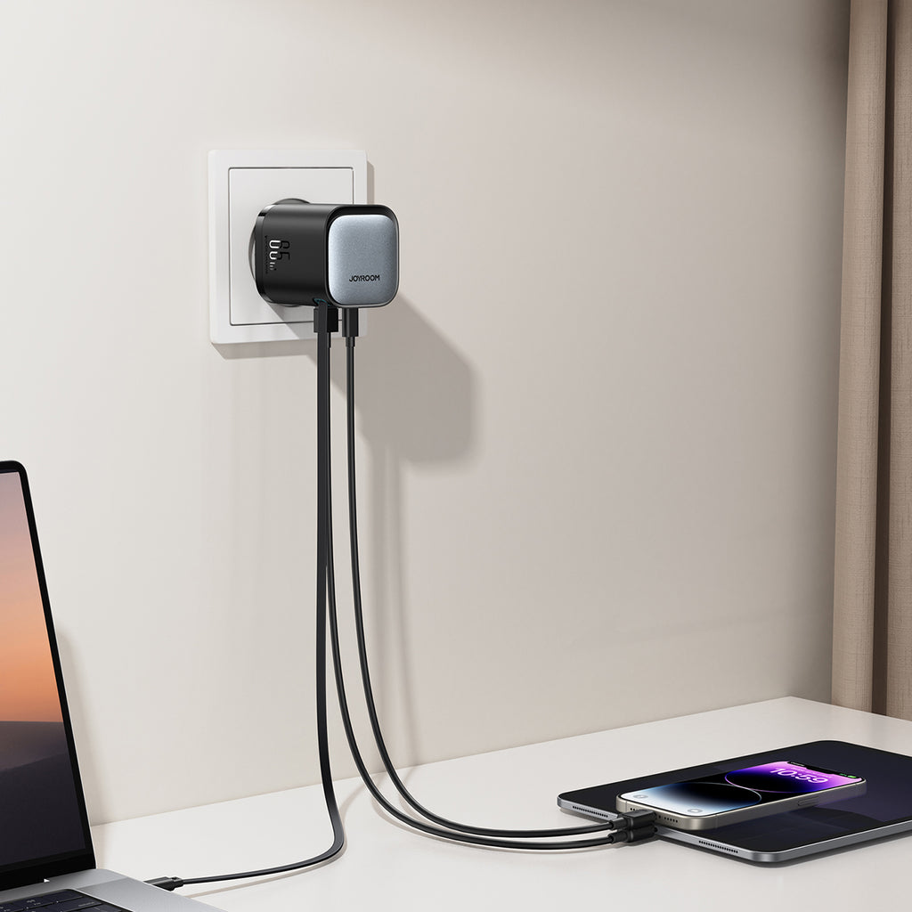 Joyroom JR-TCL02 65W USB-A USB-C GaN įkroviklis su integruotu USB-C laidu - juodas