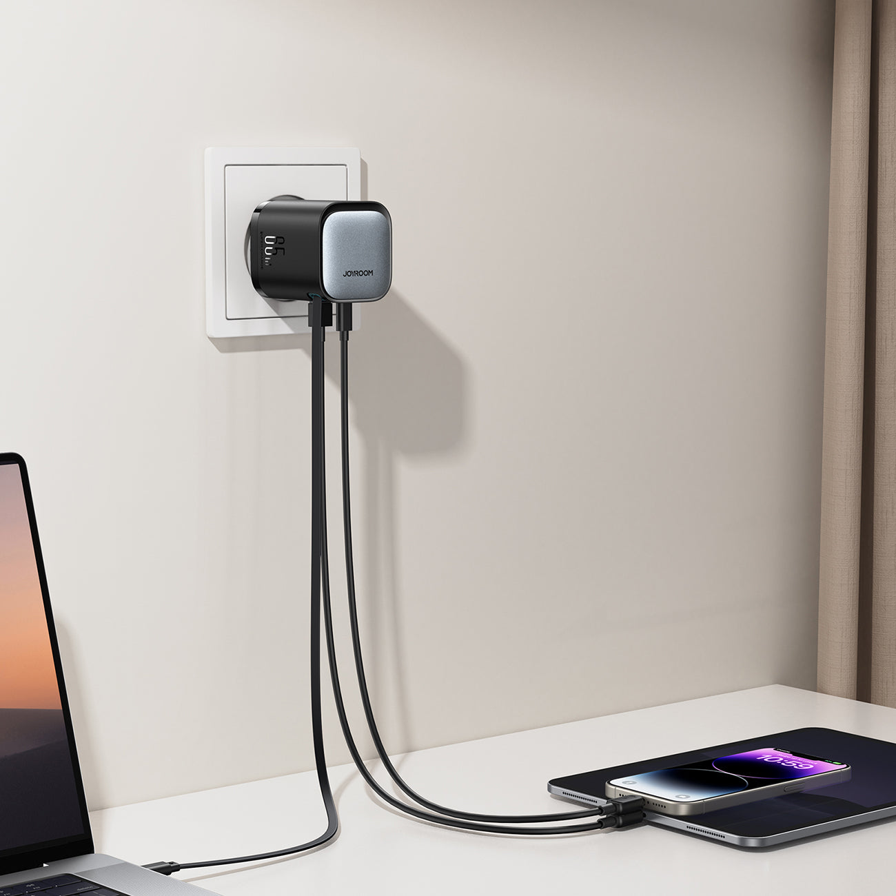 Joyroom JR-TCL02 65W USB-A USB-C GaN įkroviklis su integruotu USB-C laidu - juodas