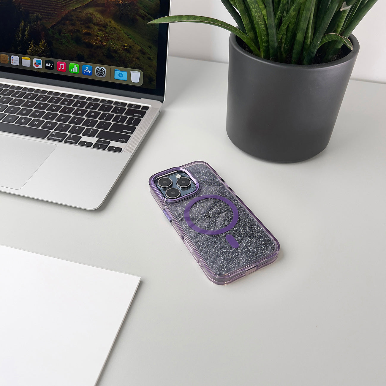 MagSafe dėklas iPhone 16 Pro – violetinis su blizgučiais