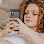 Carbon Case silikoninis dėklas iPhone 16 Plus – juodas -- iPhone 16 Plus