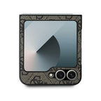 Guess Odinis 4G Metalinis logotipo dėklas, skirtas Samsung Galaxy Z Flip 6 - rudas