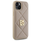 DKNY dygsniuotas dėklas iPhone 15 Plus – smėlio