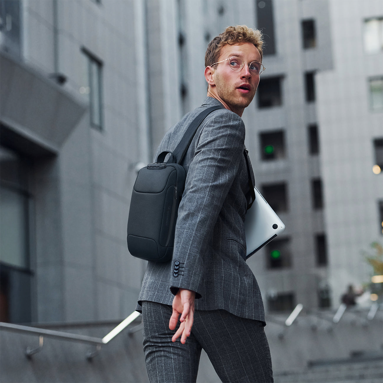 Wozinsky Premium vienos petnešos apsauginė miesto kuprinė su organizatoriumi ir USB - juoda -- Laptop Bags