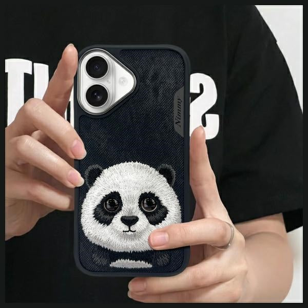 Nimmy Big Eyed Pet 2.0 Panda dėklas iPhone 16 – juodas
