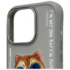 Nimmy Glasses Cool Cat dėklas iPhone 16 Pro – pilkas
