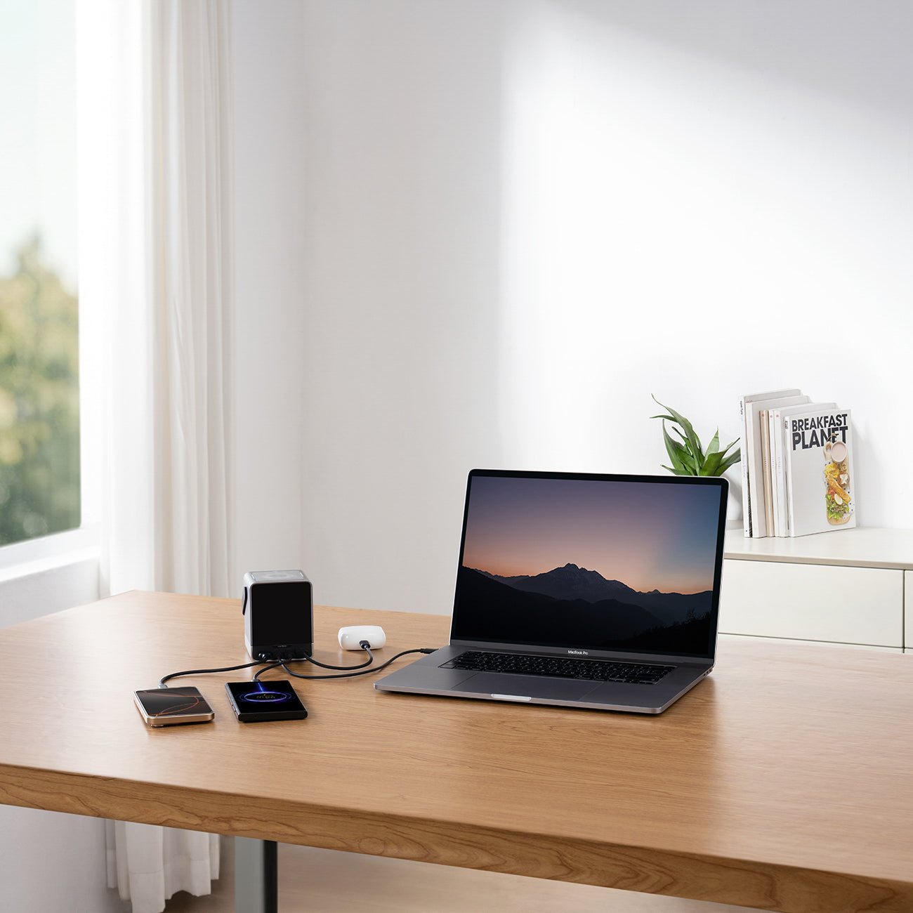 Cuktech Powerbank 300W 40000mAh su belaidžiu įkrovimu 2x USB-C + 2x USB-A - juodas -- Powerbanks