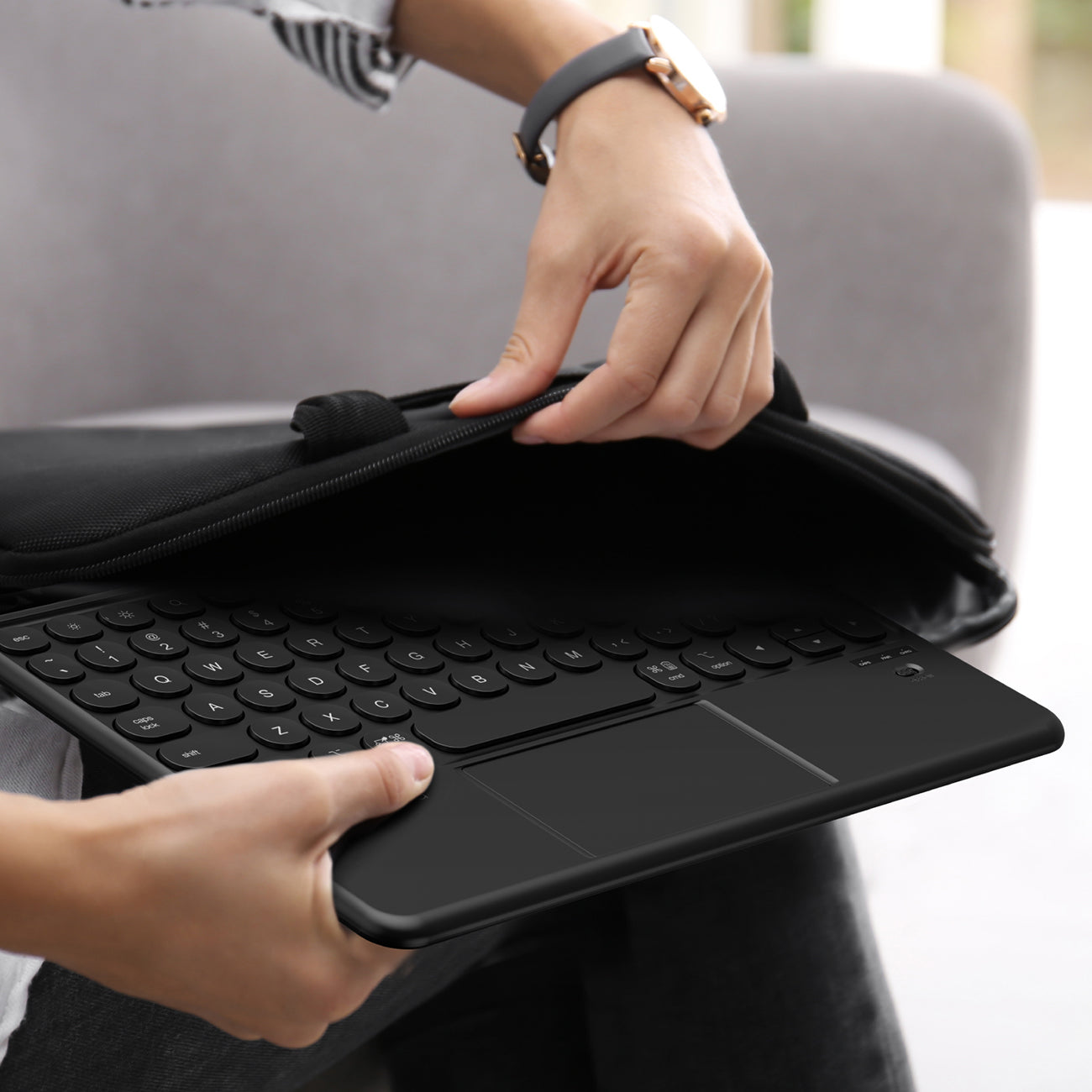 AmazingThing Minimal Case Keylite Combo klaviatūros dėklas, skirtas iPad 11" 2025 - juodas