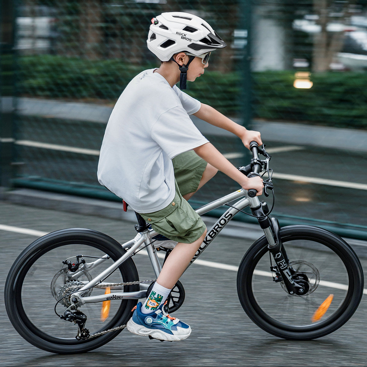 Rockbros LK-67 jaunimo dviračio šalmas su nuimamu skydiu 54–58 cm - baltas -- Bicycle Helmets