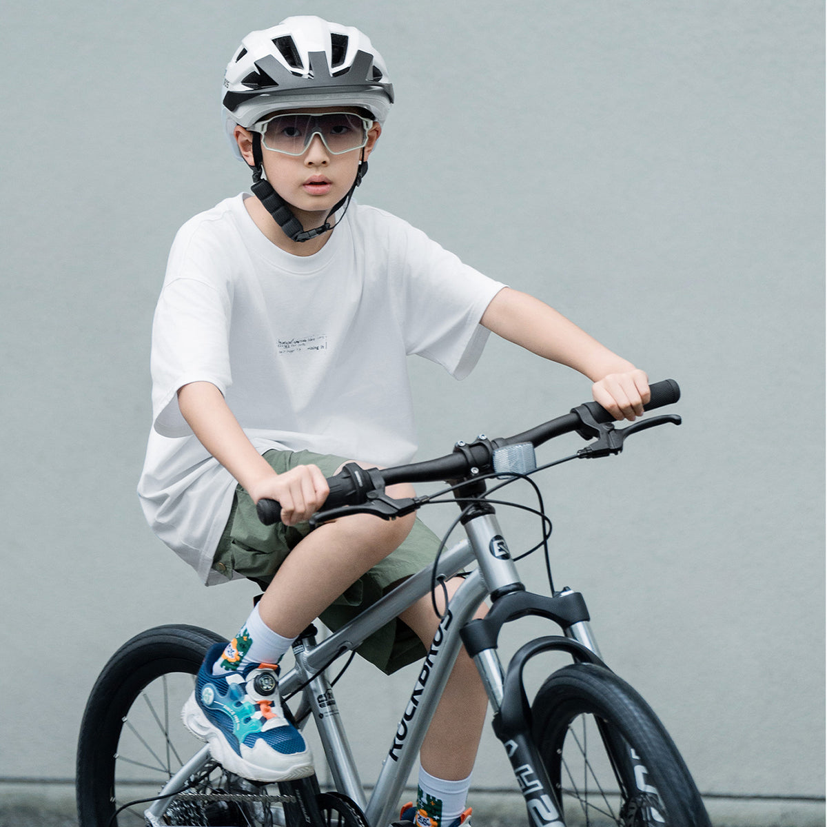 Rockbros LK-67 jaunimo dviračio šalmas su nuimamu skydiu 54–58 cm - baltas -- Bicycle Helmets