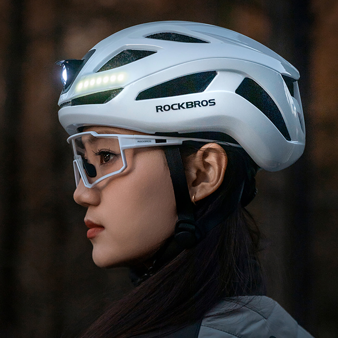 Rockbros ZK-077 dviračio šalmas su integruota daugiakryptine apšvietimo sistema 57-61 cm - baltas -- Bicycle Helmets