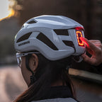 Rockbros ZK-077 dviračio šalmas su integruota daugiakryptine apšvietimo sistema 57-61 cm - baltas -- Bicycle Helmets