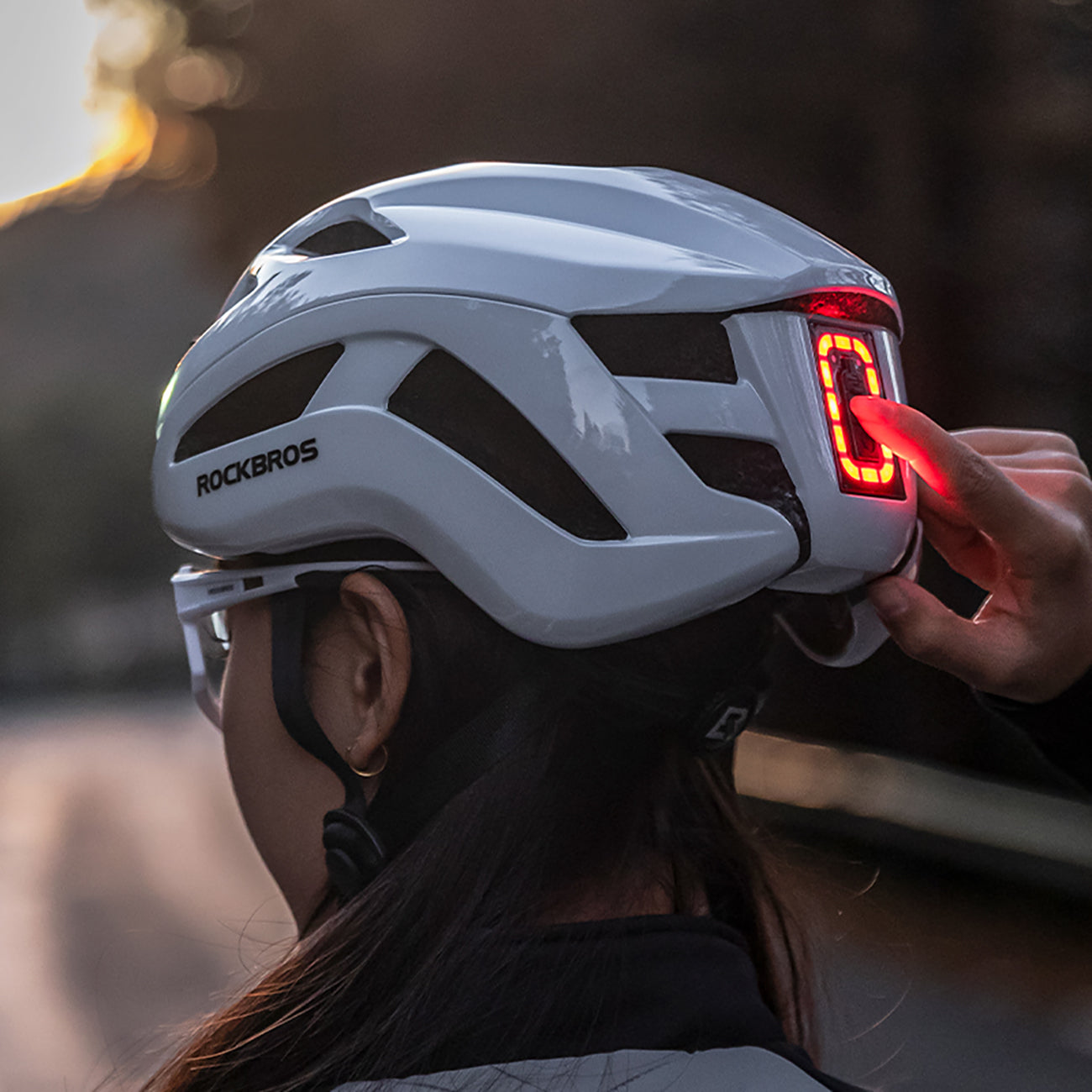 Rockbros ZK-077 dviračio šalmas su integruota daugiakryptine apšvietimo sistema 57-61 cm - baltas -- Bicycle Helmets