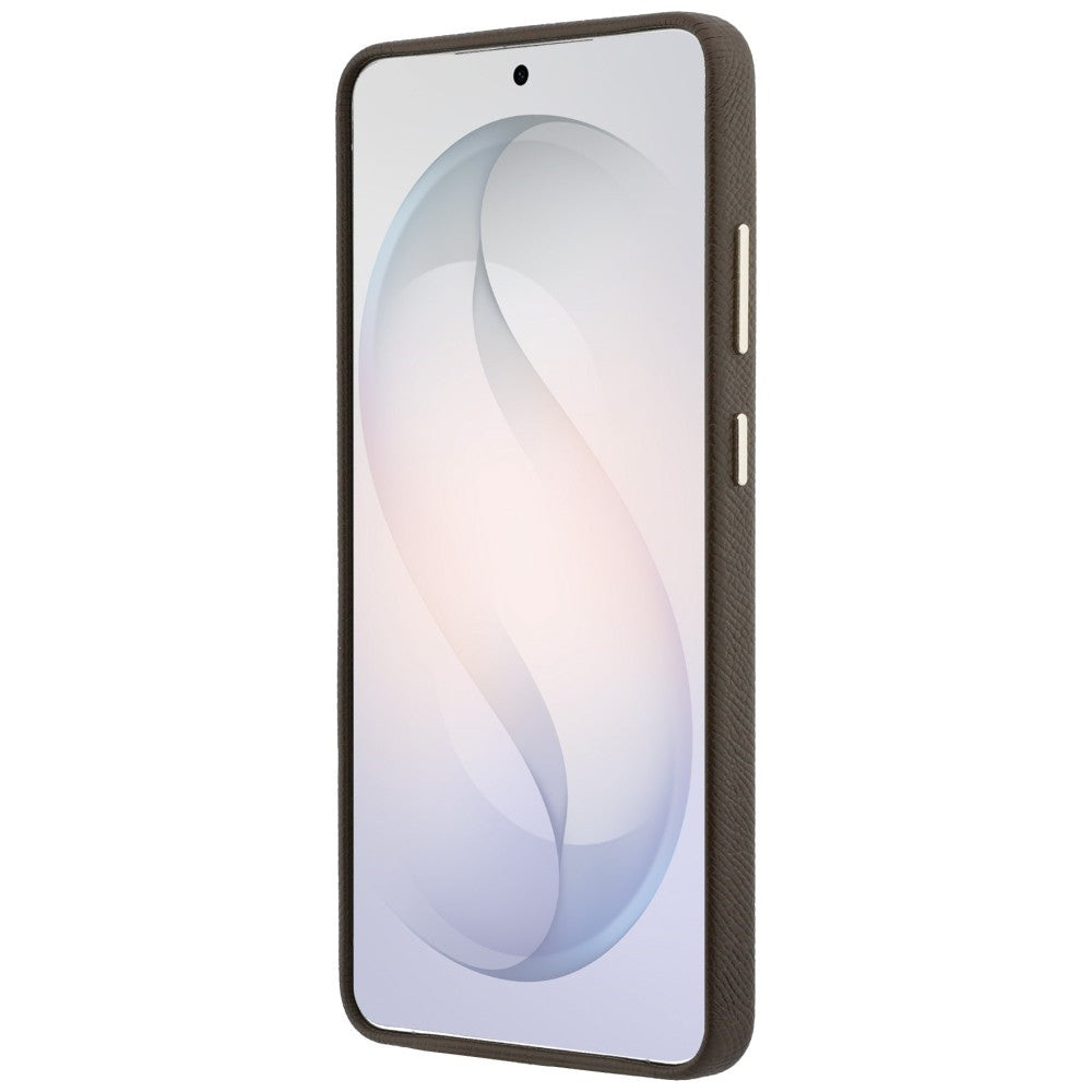 Guess Grained Big 4G Metalinis logotipo dėklas, skirtas Samsung Galaxy S26 Ultra – rudas
