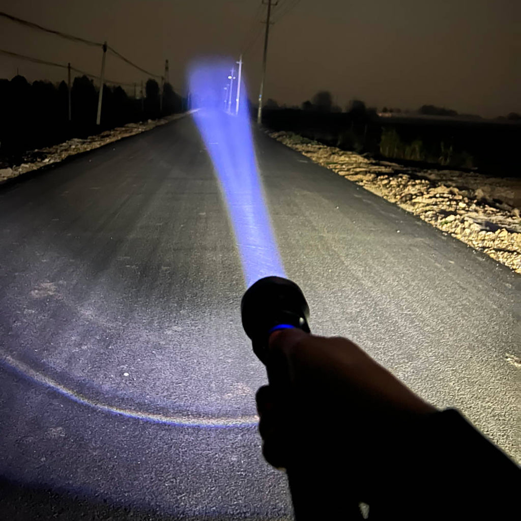 Wozinsky WLT-20W taktinis žibintuvėlis 20 W 2000 lm CREE diodai IP65 su reguliuojamu šviesos spinduliu - juodas --...