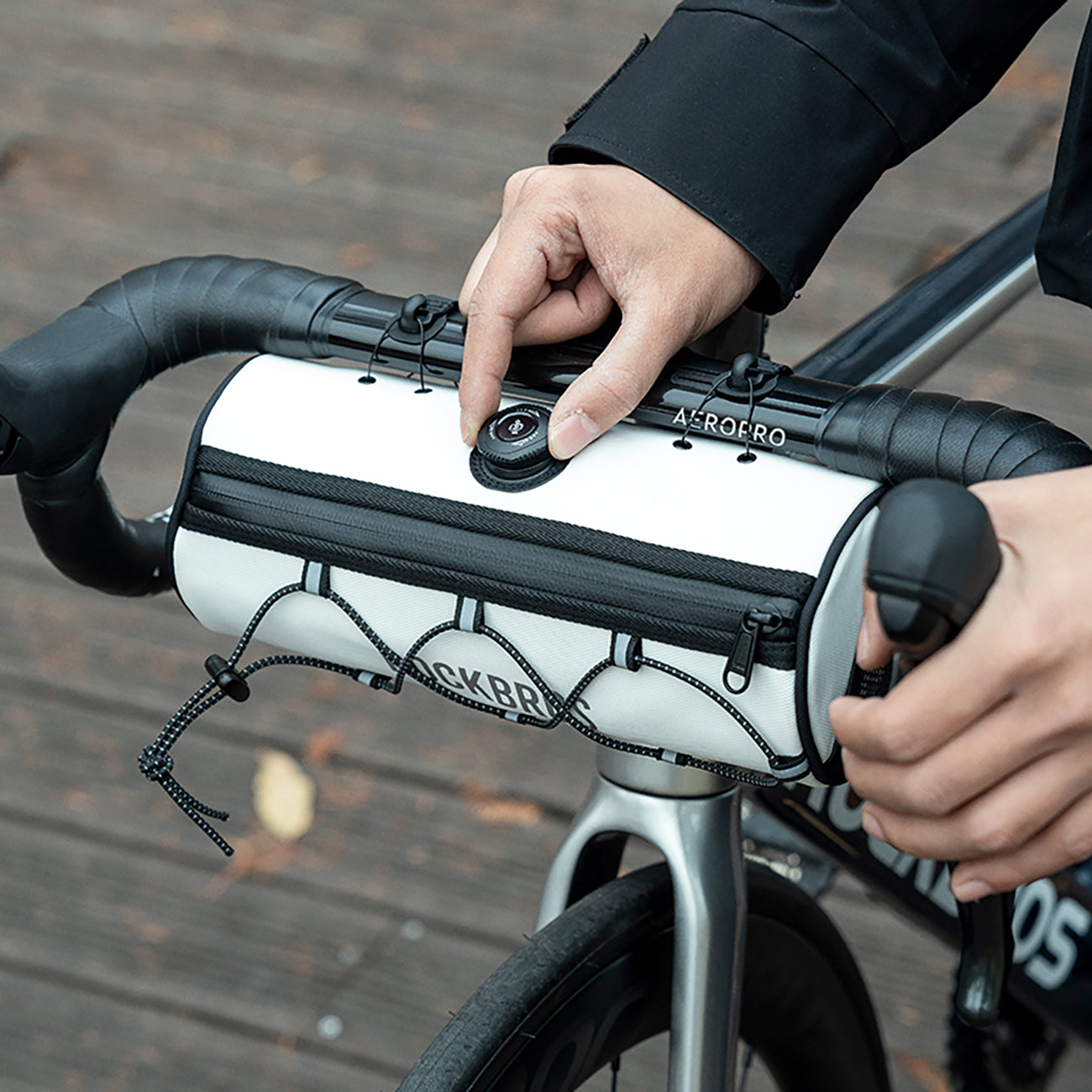 Rockbros TL002 ROAD TO SKY 1,5L vandeniui atsparus vairo krepšys - baltas -- Bicycle Bags