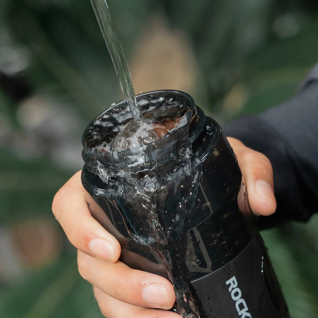 Rockbros S550H-1 700 ml šiluminis butelis su magnetiniu laikikiu ir tvirtinimo juostele - juodas -- Cycling Accessories