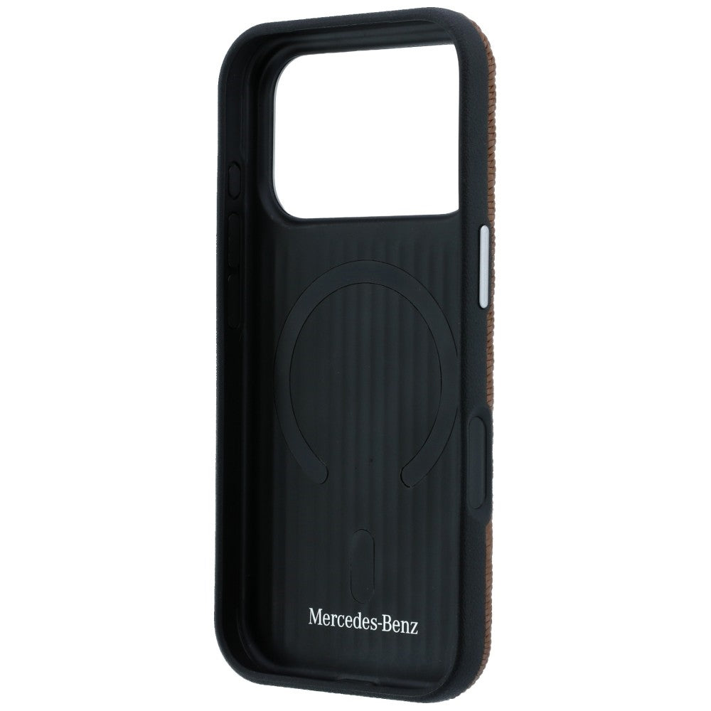 Mercedes Leather Semi Wrap Wood Effect MagSafe dėklas skirtas iPhone 17 Pro - rudas -- iPhone 17 Pro