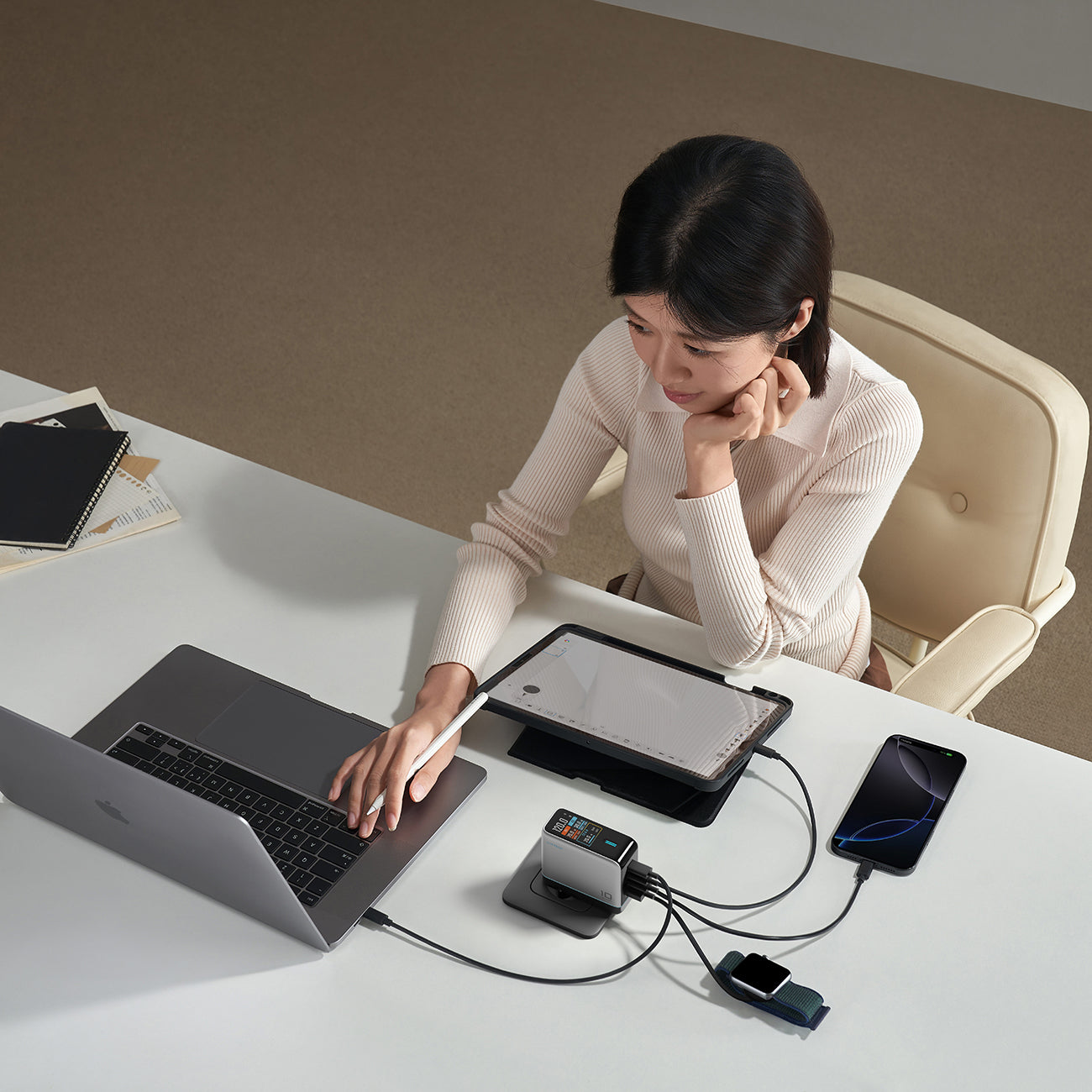 Cuktech AD1204U 120W sieninis įkroviklis su ekranu ir USB-C kabeliu - Sidabrinė -- Cell phone chargers