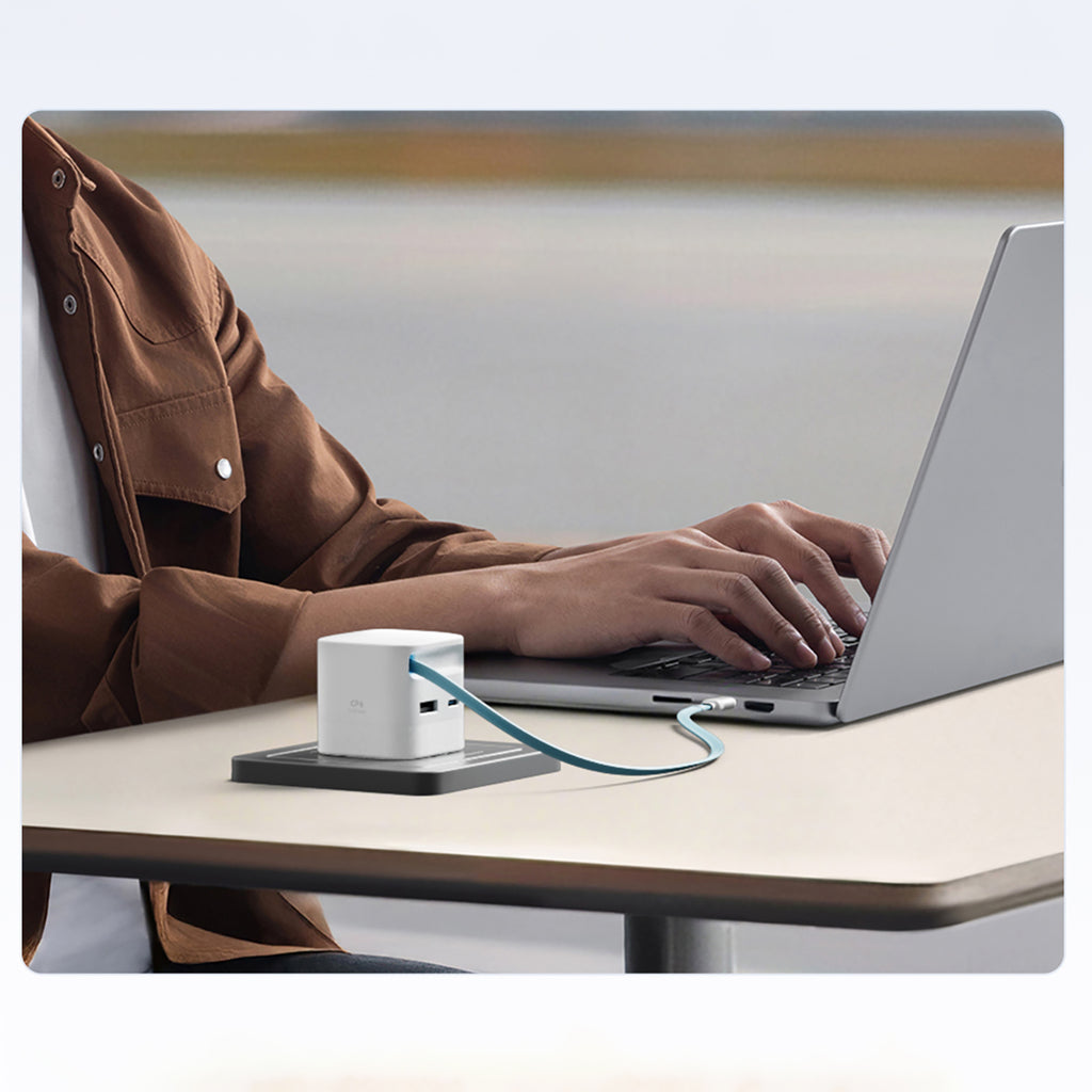 Cuktech AD653W 67W GaN 2x USB-C + USB-A sieninis įkroviklis su 70cm patrauktu USB-C kabeliu - Balta -- Cell phone chargers