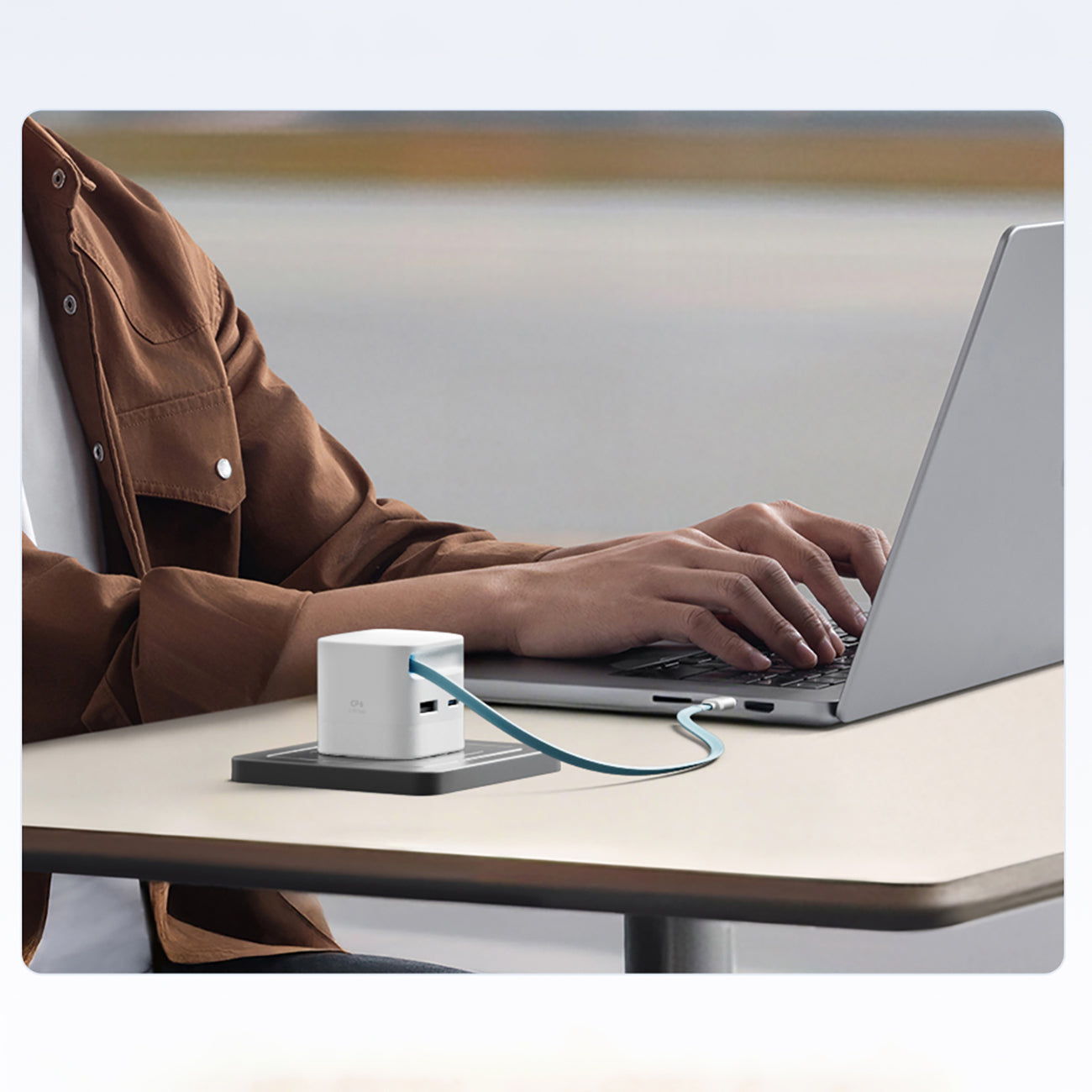 Cuktech AD653W 67W GaN 2x USB-C + USB-A sieninis įkroviklis su 70cm patrauktu USB-C kabeliu - Balta -- Cell phone chargers