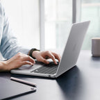 Dėklas Spigen AirSkin MacBook Air 13" 2023 / 2024 / 2025 / 2026 - skaidrus -- MacBook Air 13" 2023/2024/2025/2026