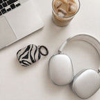 Tech-Protect Lamano dėklas Apple AirPods 4 / 5 - juoda ir smėlio spalva -- AirPods 4 / AirPods 5