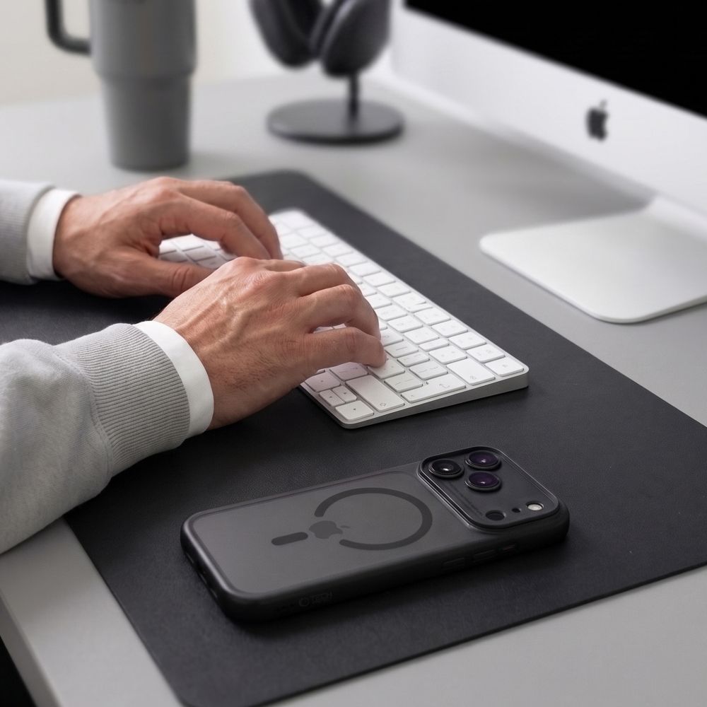 Dėklas Tech-Protect MagPeak MagSafe CC iPhone 17 Pro / 18 Pro, matinis juodas -- iPhone 17 Pro, iPhone 18 Pro