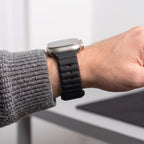 Dirželis Tech-Protect Silicone Line Apple Watch 8 / 9 / 10 / 11 / 12 / SE / Ultra (44 / 45 / 46 / 49 mm), juodas -- Apple...