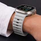 Dirželis Tech-Protect Silicone Line Apple Watch 8 / 9 / 10 / 11 / 12 / SE / Ultra (44 / 45 / 46 / 49 mm), pilkas -- Apple...